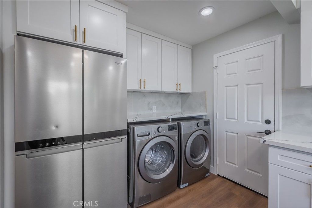 Interior, Recessed Lighting, Washer, Wood Texture Flooring