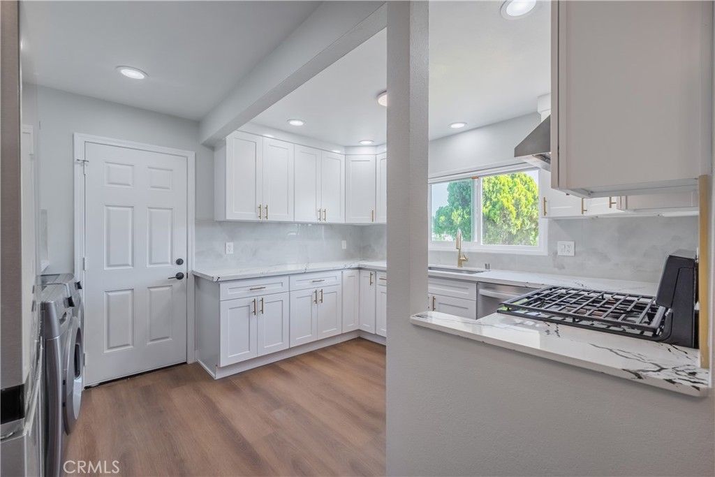 Interior, Kitchen, Recessed Lighting, Washer, Wood Texture Flooring
