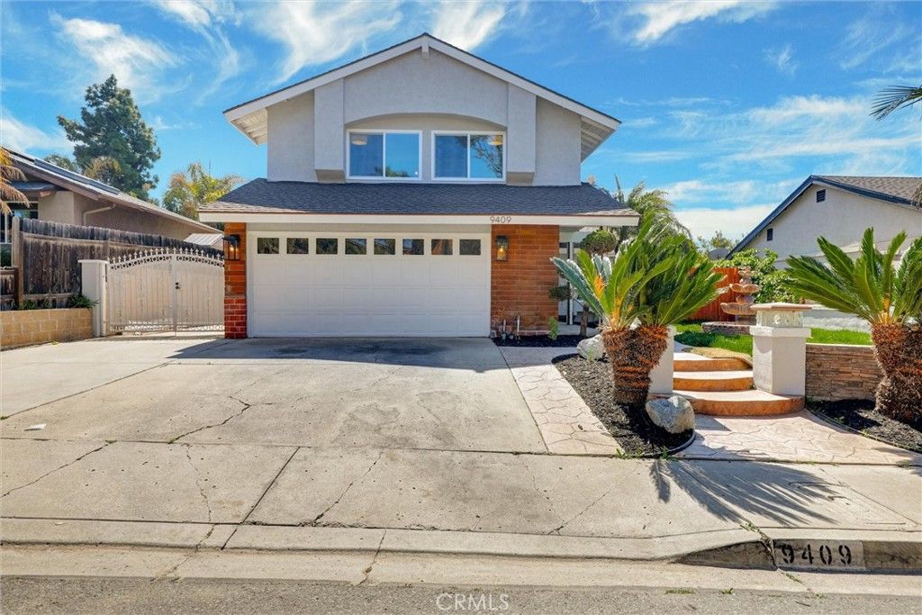 Attached, Exterior, Facade, American Craftsman