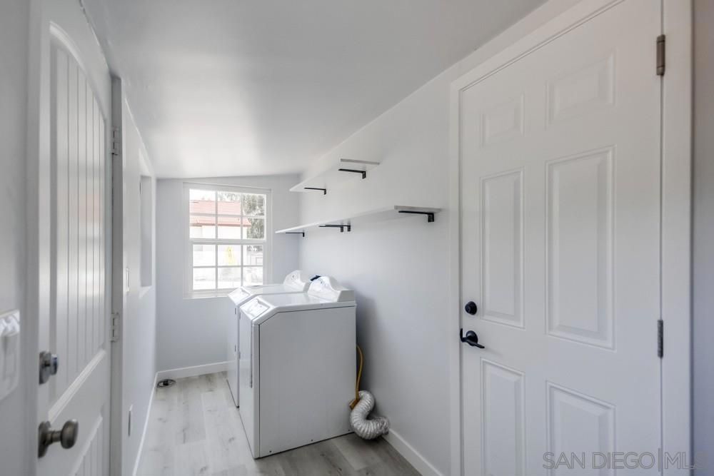 Interior, Washer, Wood Texture Flooring