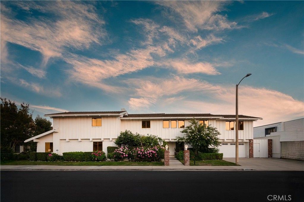 Attached, Exterior, Facade, Farmhouse