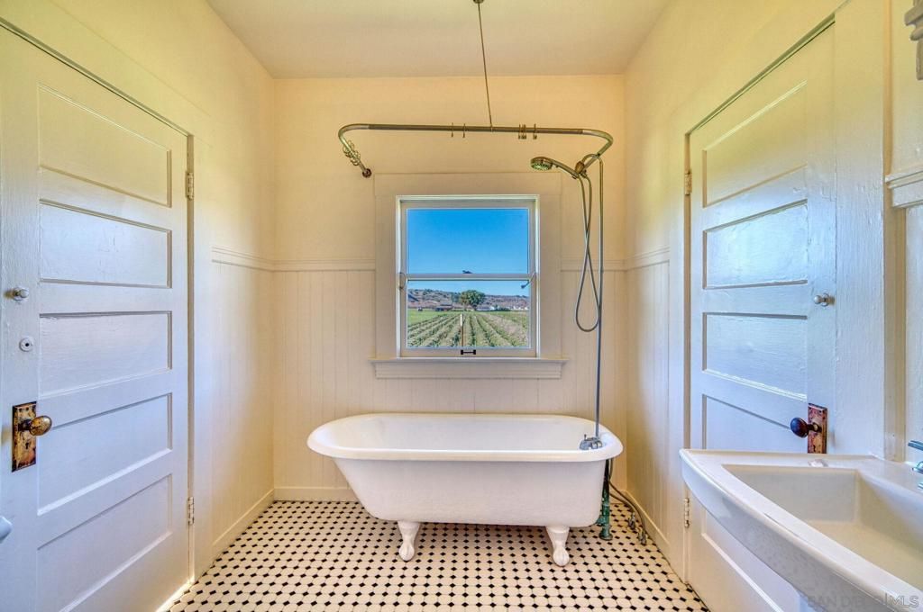 Bathroom, Free Standing Baths, Interior