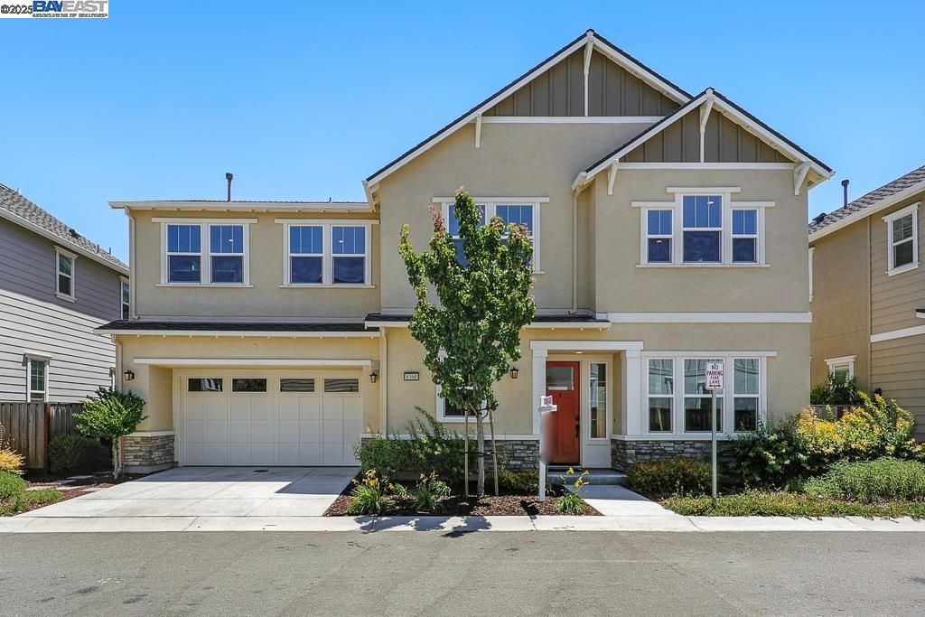 Attached, Exterior, Facade, American Craftsman