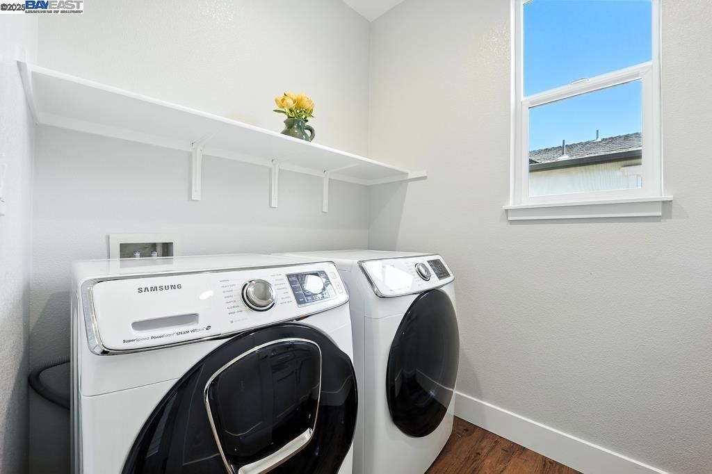 Interior, Washer, Wood Texture Flooring