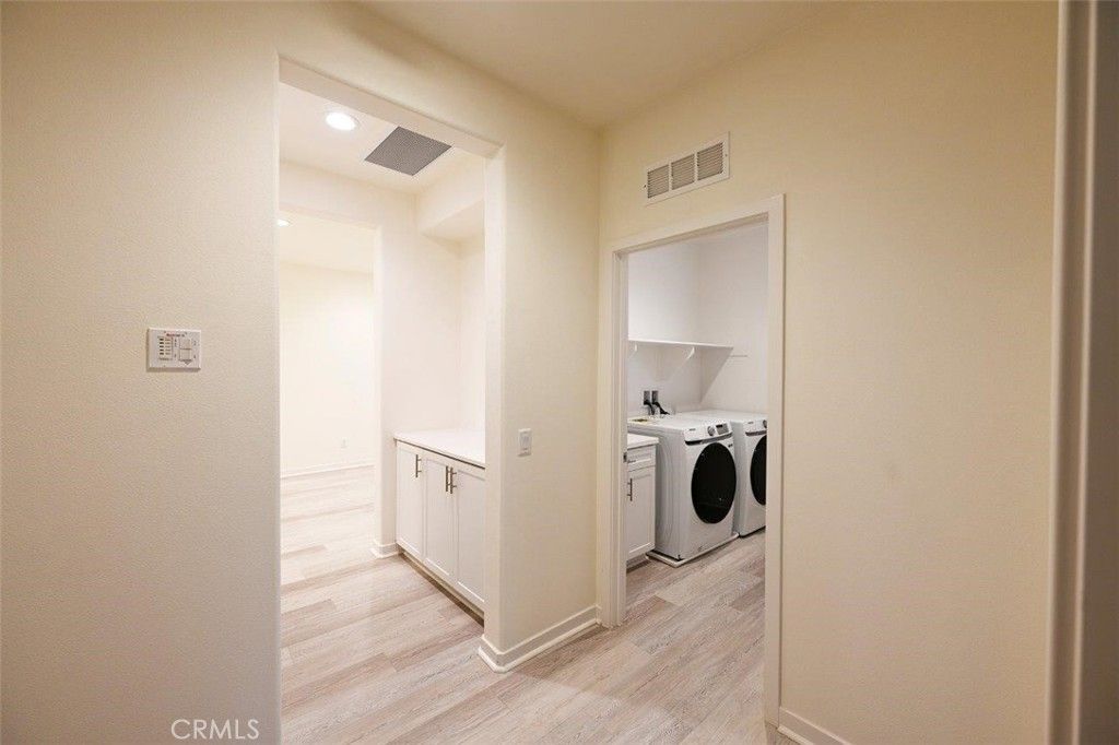 Interior, Recessed Lighting, Washer, Wood Texture Flooring