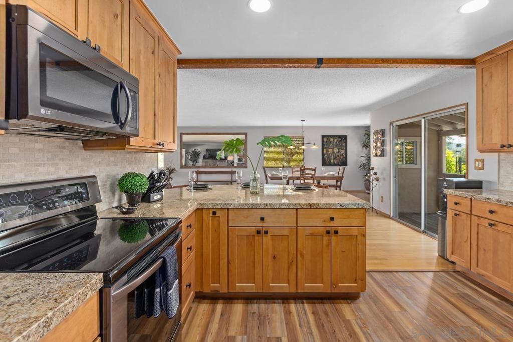 Dining room, Interior, Kitchen, Pendant Lights, Recessed Lighting, Wood Texture Flooring