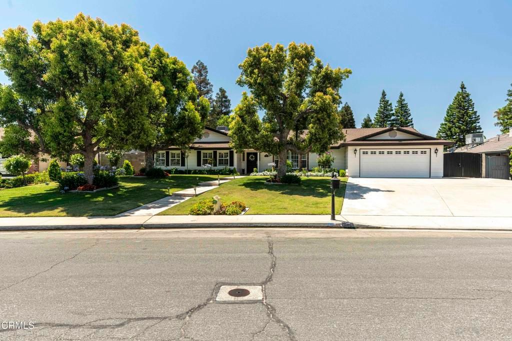 Attached, Exterior, Facade, Ranch