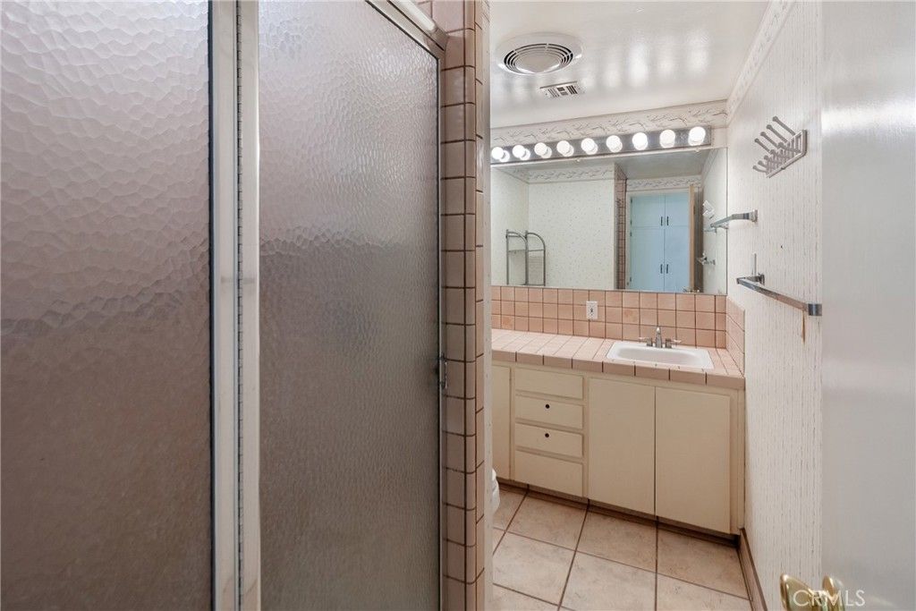 Bathroom, Interior, Tile Countertops