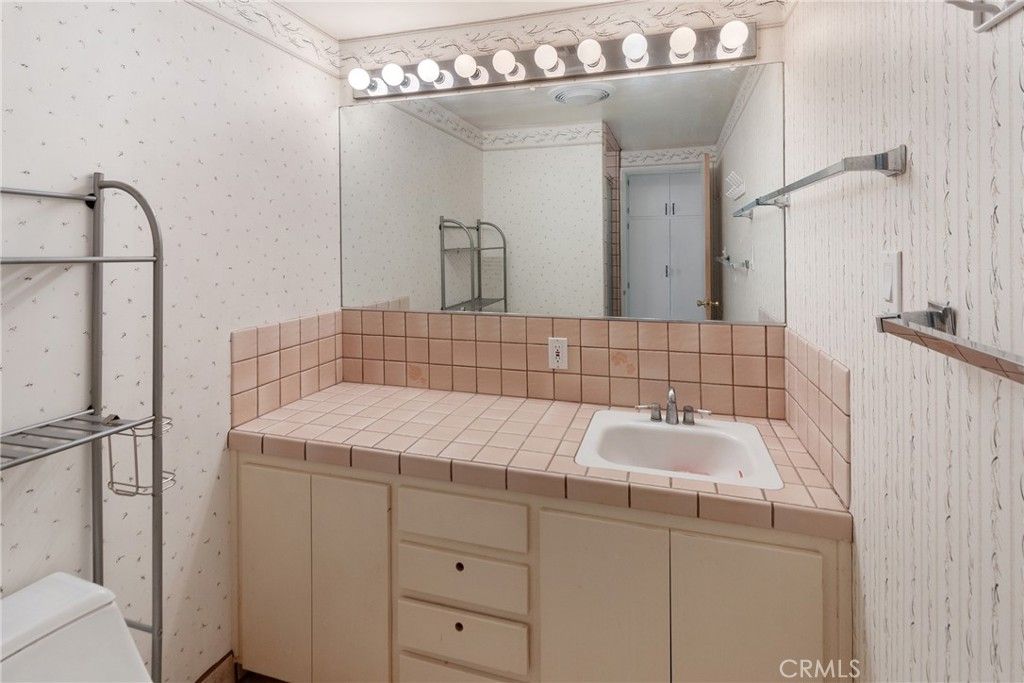 Bathroom, Interior, Tile Countertops