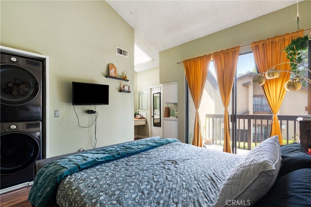 Bedroom, Interior, Utility Closets, Washer, Wood Texture Flooring