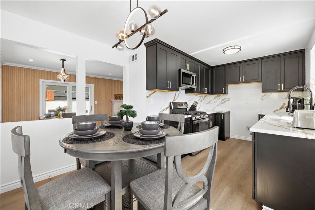 Chandelier, Dining room, Interior, Kitchen, Pendant Lights, Recessed Lighting, Wood Texture Flooring