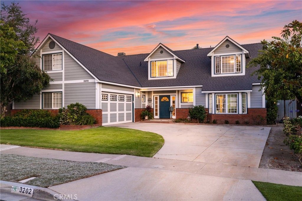 Attached, Exterior, Facade, Cape Cod