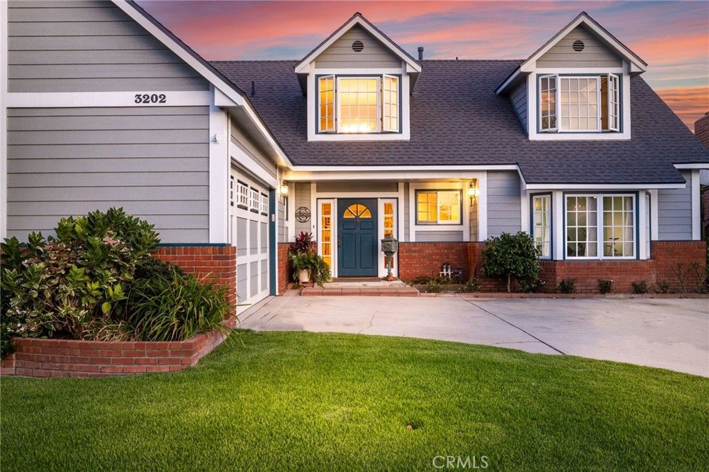 Attached, Exterior, Facade, Cape Cod