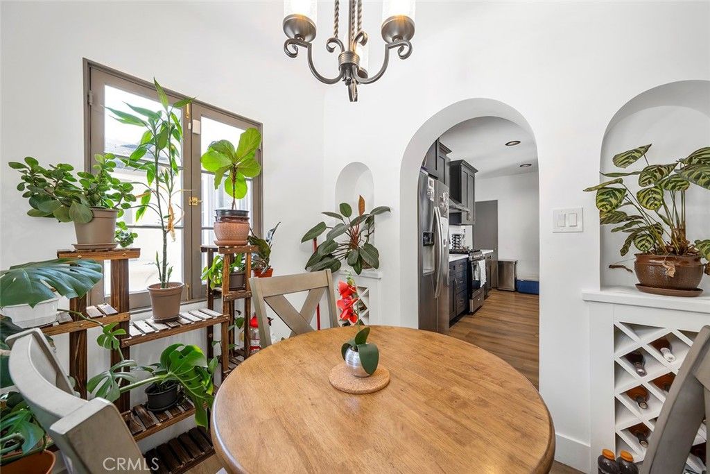 Chandelier, Dining room, Interior, Kitchen, Stainless Steel Appliances, Wood Texture Flooring
