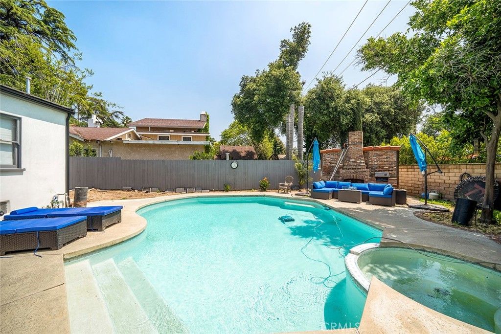 Exterior, Playground, Pool