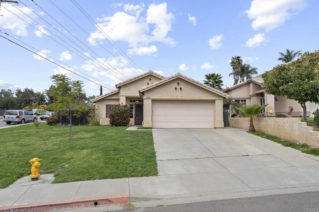 Attached, Exterior, Facade, Ranch