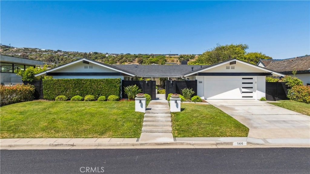 Attached, Exterior, Facade, Ranch