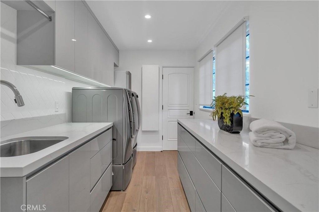 Interior, Recessed Lighting, Washer, Wood Texture Flooring