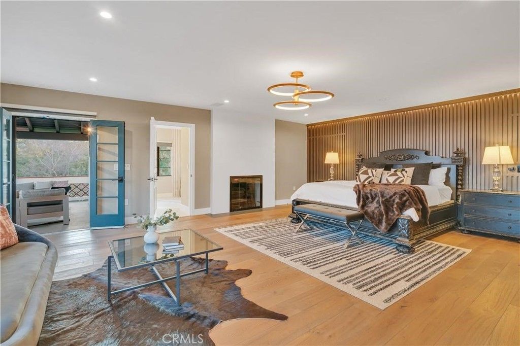 Bedroom, Interior, Living room, Pendant Lights, Recessed Lighting, Wood Texture Flooring