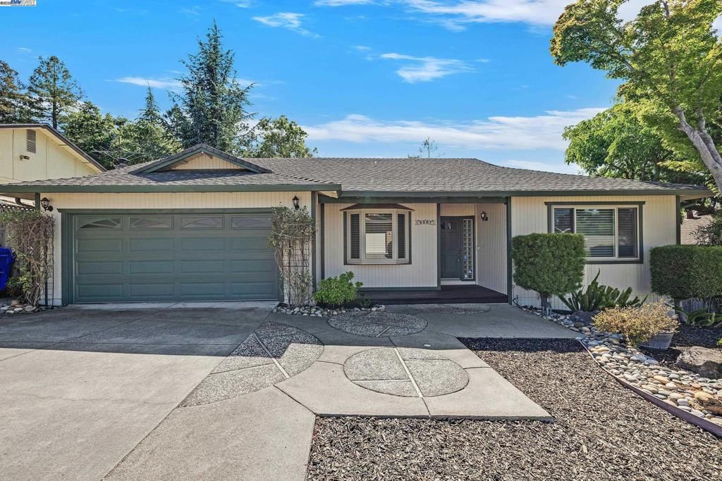 Attached, Exterior, Facade, Ranch