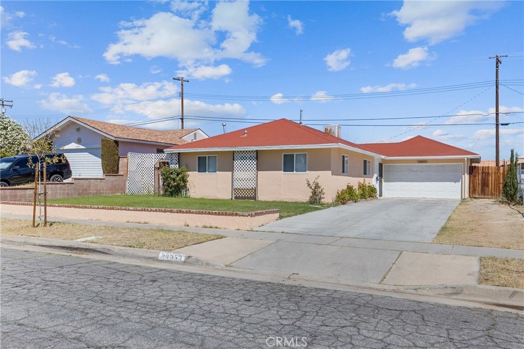 Attached, Exterior, Facade, Ranch