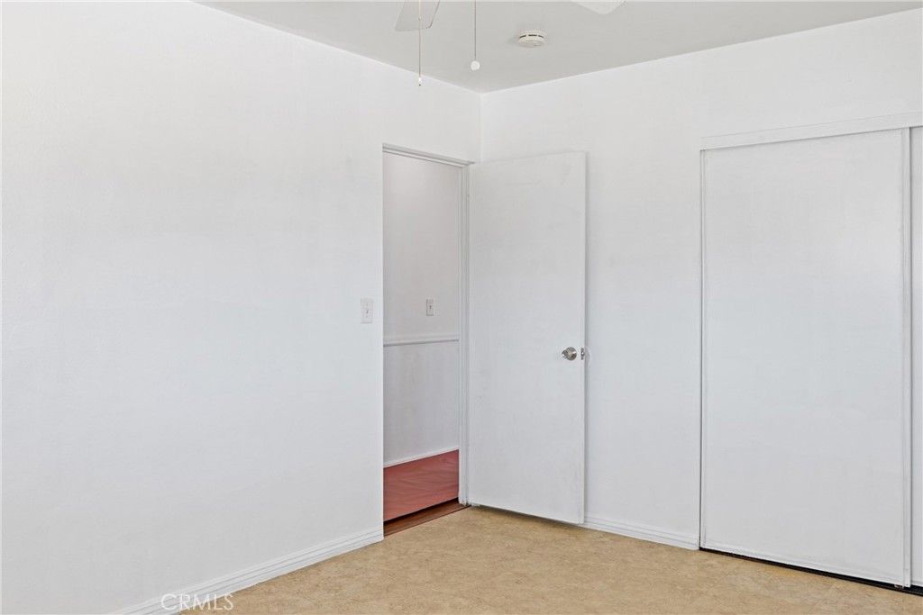Empty room, Interior