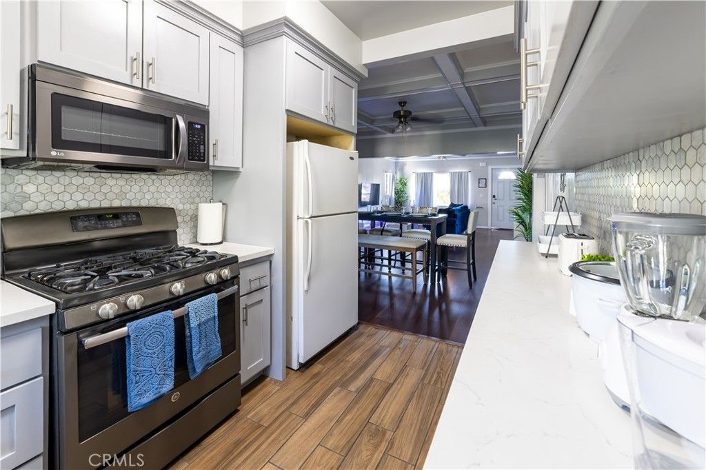 Dining room, Interior, Kitchen, Stainless Steel Appliances, Wood Texture Flooring
