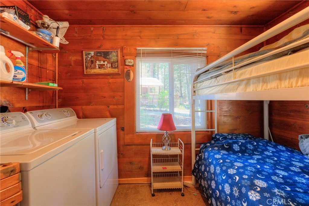 Bedroom, Interior, Washer, Wooden Ceilings, Wooden Walls