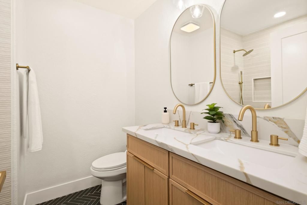 Bathroom, Dual Sink Vanities, Interior, Recessed Lighting
