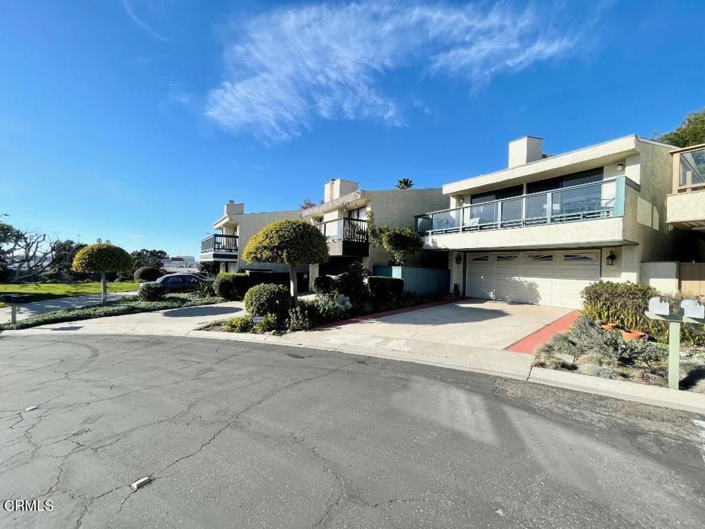 Attached, Exterior, Facade, Modern