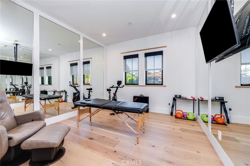 Fitness Equipment, Interior, Recessed Lighting, Wood Texture Flooring