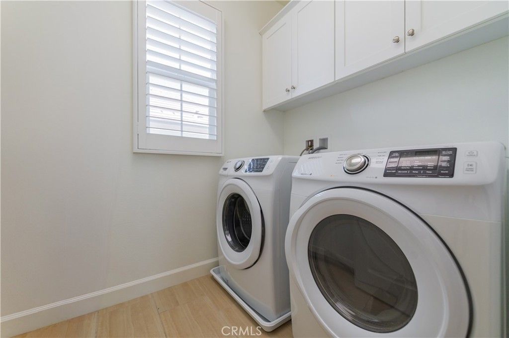 Interior, Washer, Wood Texture Flooring