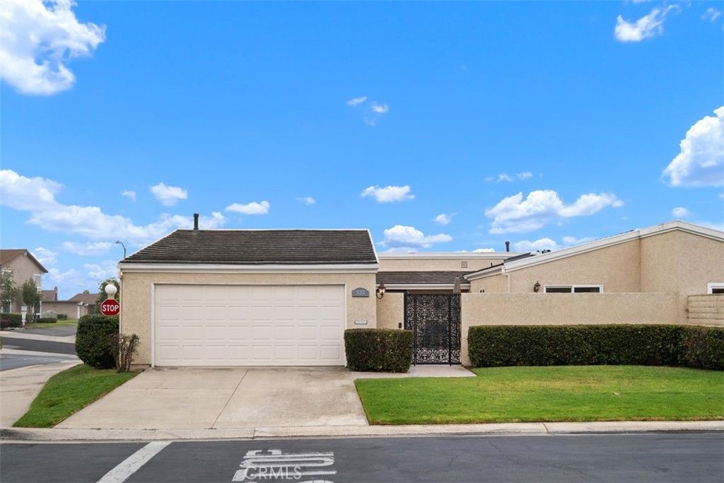Attached, Exterior, Facade, Ranch
