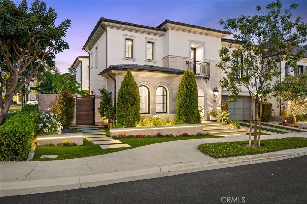 Attached, Exterior, Facade, Mediterranean