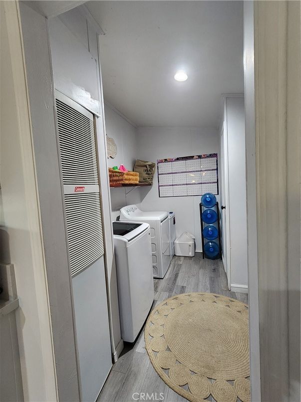Interior, Recessed Lighting, Washer, Wood Texture Flooring