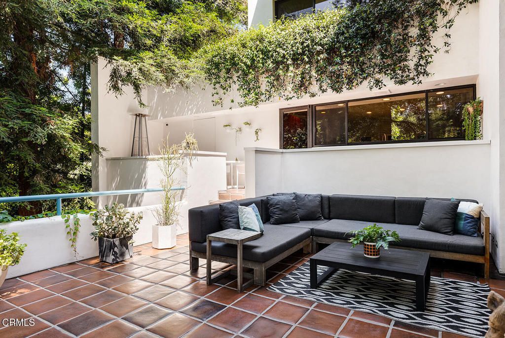 Exterior, Living room