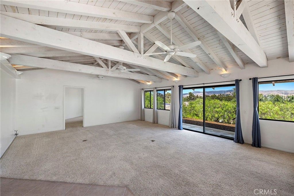 Empty room, Interior, Wooden Beams, Wooden Ceilings