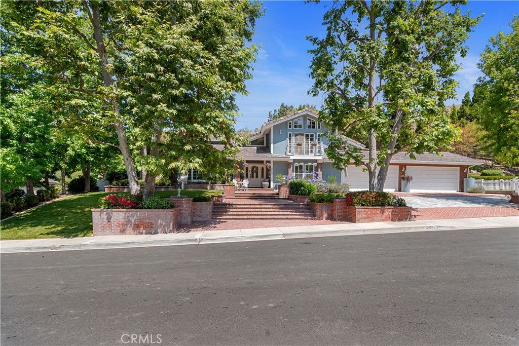 Attached, Exterior, Facade, Queen Anne Victorian