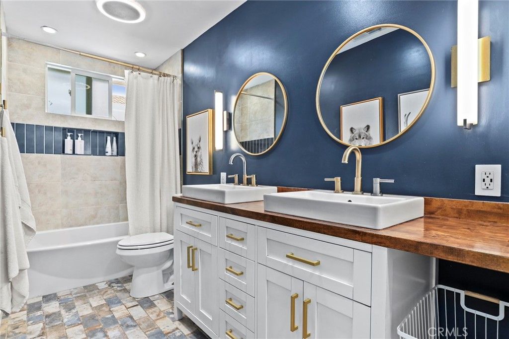Bathroom, Dual Sink Vanities, Interior, Recessed Lighting