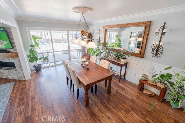Chandelier, Dining room, Fireplace, Interior, Wood Texture Flooring