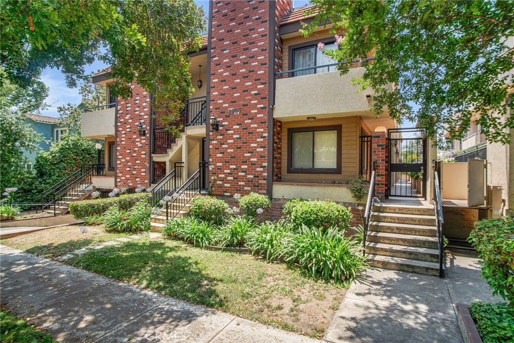 Exterior, Facade, Brick Facade, Rowhouse