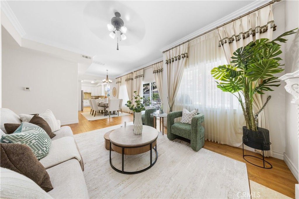 Chandelier, Dining room, Interior, Living room, Wood Texture Flooring