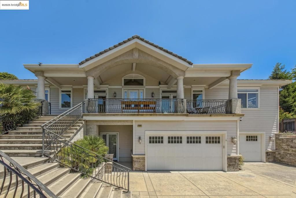 Attached, Exterior, Facade, American Craftsman