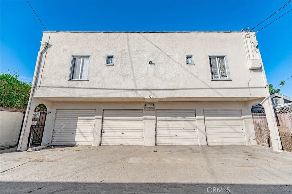 Attached, Exterior, Facade, None