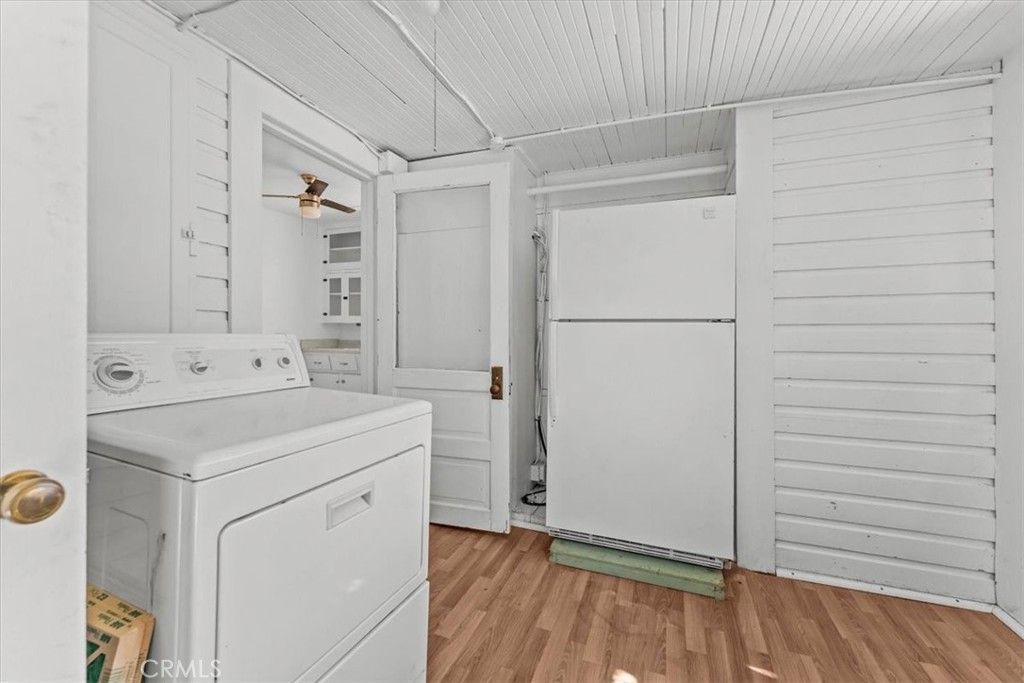 Interior, Utility Closets, Washer, Wood Texture Flooring