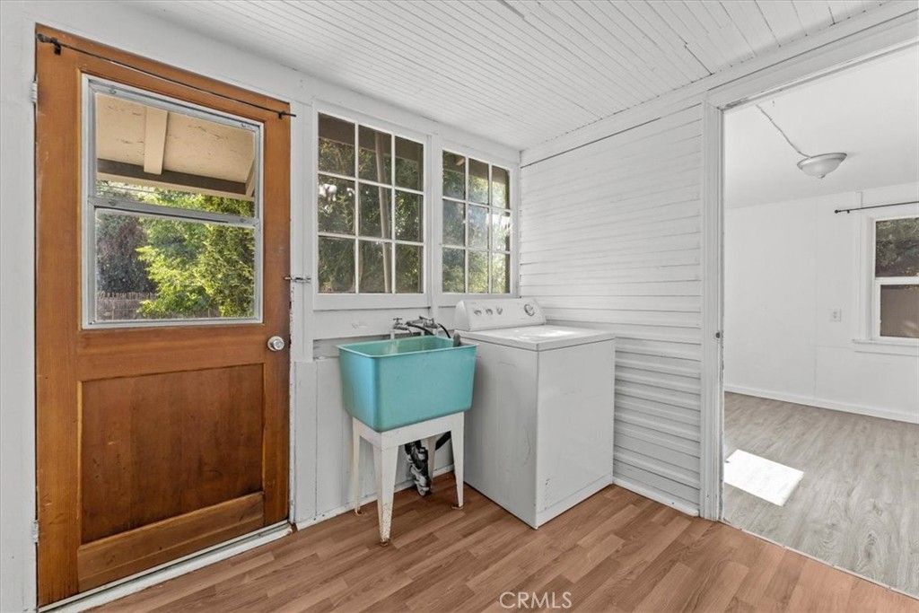 Interior, Washer, Wood Texture Flooring
