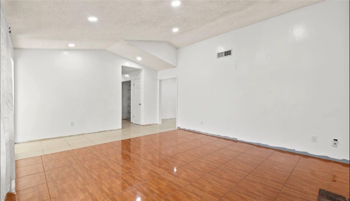 Empty room, Interior, Recessed Lighting