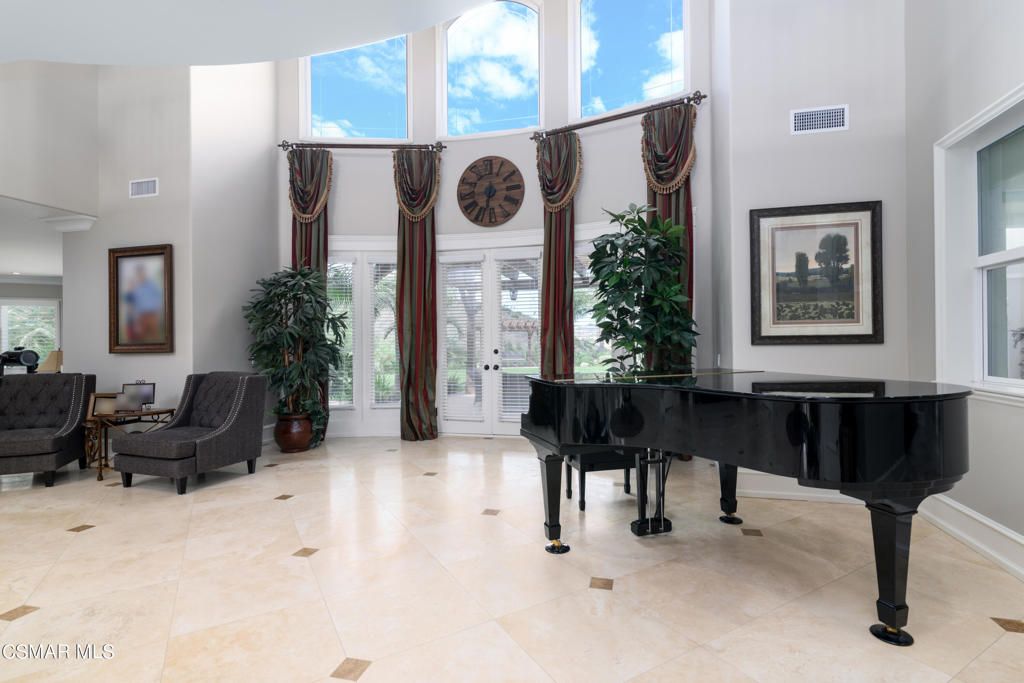 Interior, Piano