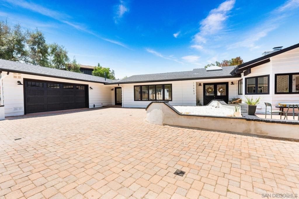 Attached, Exterior, Facade, Ranch
