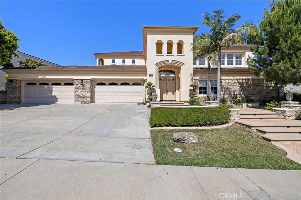 Attached, Exterior, Facade, Mediterranean